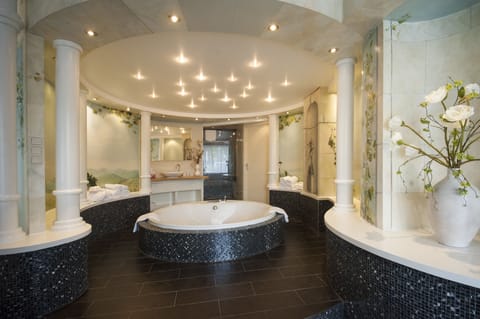 Honeymoon Suite | Bathroom | Separate tub and shower, free toiletries, hair dryer, towels