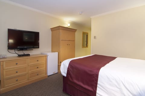 Standard Room, 1 Queen Bed, Non Smoking | Premium bedding, desk, iron/ironing board, free WiFi