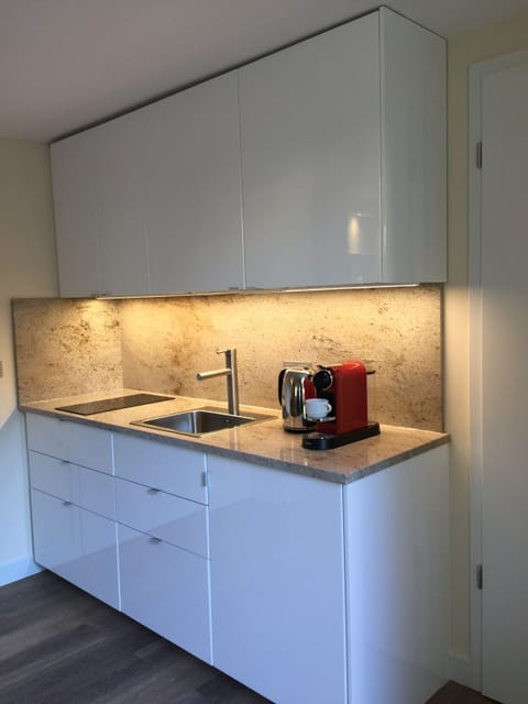 Deluxe Apartment, 1 Bedroom | Private kitchen