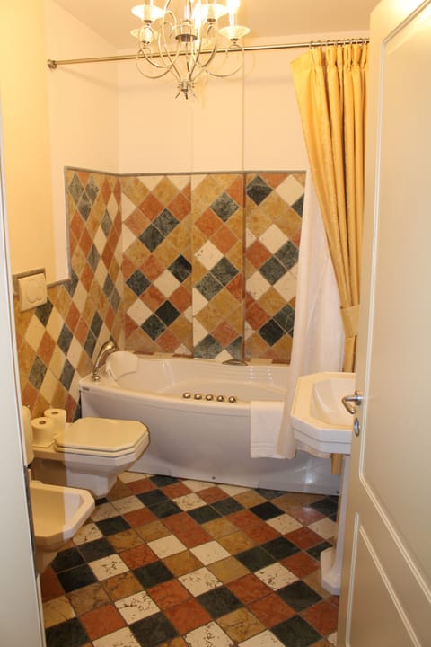 Junior Studio Suite, Balcony, Lake View | Bathroom | Hair dryer, towels, soap, shampoo