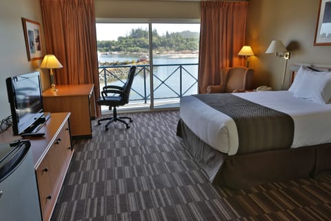 Standard Room, 1 Queen Bed, Ocean View | Hypo-allergenic bedding, minibar, individually decorated