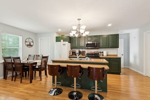 Architecture, Building, Dining Room, Dining Table, Furniture