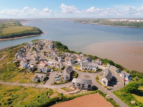 Setting | Crescent House, Pennar