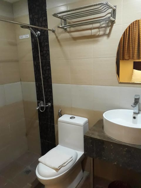 Deluxe Loft | Bathroom | Shower, free toiletries, towels