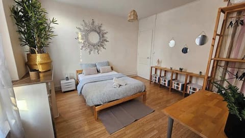 Chambre avec lit double et espace bureau.