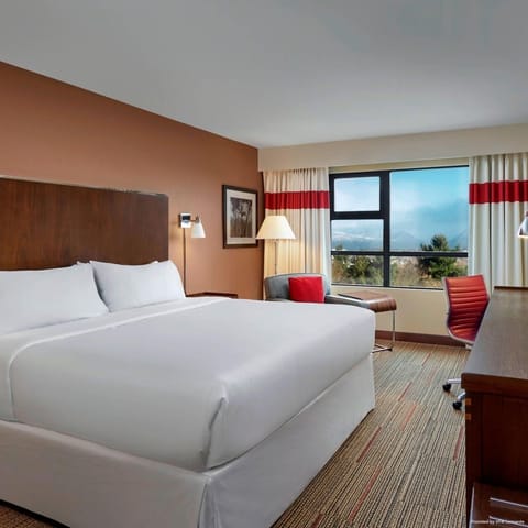 Traditional Room, 1 King Bed | Premium bedding, in-room safe, desk, laptop workspace