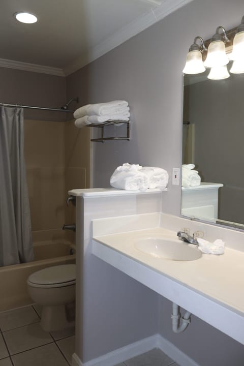 West Bldg (13th Street), 2 Bedroom Suite | Bathroom | Towels