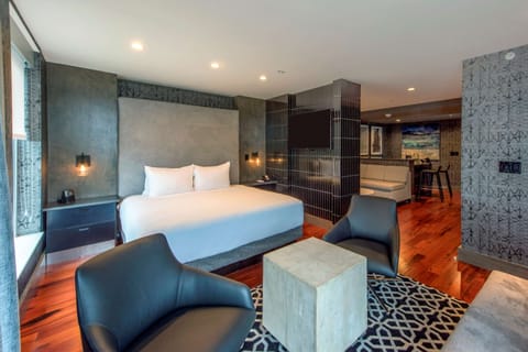 Suite, 1 King Bed (Groom) | Premium bedding, in-room safe, desk, laptop workspace
