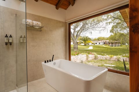 Senior Suite, 1 King Bed | Bathroom | Free toiletries, hair dryer, towels
