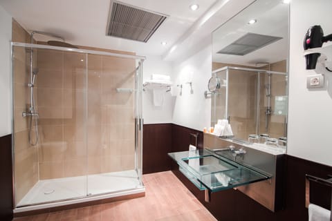 Double Room, Terrace | Bathroom | Shower, hydromassage showerhead, free toiletries, hair dryer