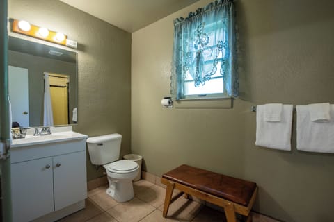 Queen Room | Bathroom | Free toiletries, hair dryer, towels