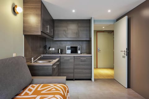 Premium bedding, laptop workspace, free cribs/infant beds, free WiFi