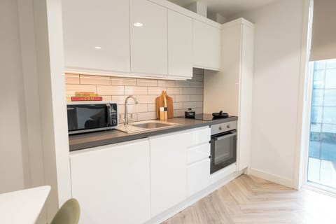 Studio Suite | Desk, laptop workspace, free WiFi