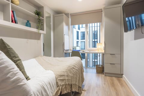 Single Room | Desk, laptop workspace, free WiFi