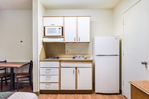 Full-size fridge, microwave, stovetop