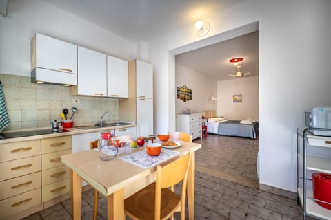 Studio | Private kitchen | Microwave, stovetop, highchair, cookware/dishes/utensils