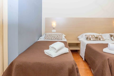 Triple Room | Minibar, desk, free WiFi, bed sheets