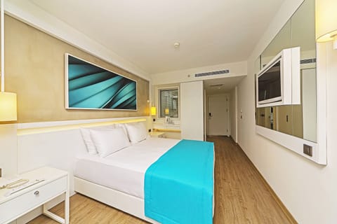 Standard Double or Twin Room, Partial Sea View | Premium bedding, minibar, free WiFi, bed sheets