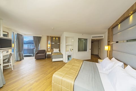 Suite, Corner | Premium bedding, minibar, free WiFi, bed sheets