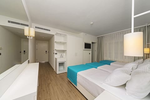 Standard Double or Twin Room, Partial Sea View | Premium bedding, minibar, free WiFi, bed sheets