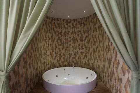 Indoor spa tub