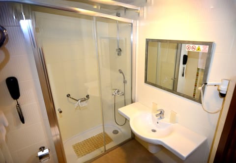 Apartment, 1 Bedroom | Bathroom | Combined shower/tub, hair dryer, towels