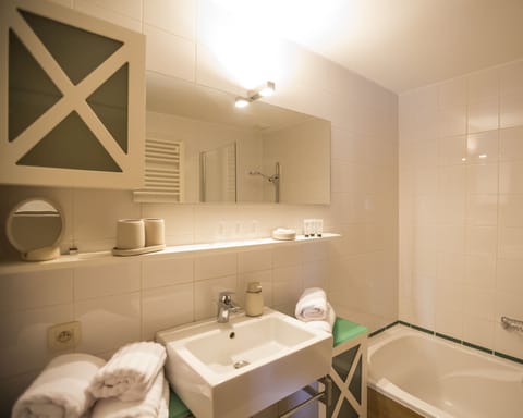 Triple Room | Bathroom | Combined shower/tub, hair dryer, towels