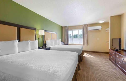 Studio, 2 Queen Beds, Non Smoking | Desk, iron/ironing board, free WiFi, bed sheets