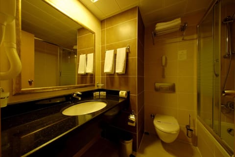 Standard Room | Bathroom | Shower, free toiletries, hair dryer, towels