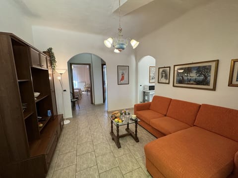 Furniture, Flooring, Wall, Interior Design, Couch, Floor, Ceiling, Living Room, Apartment, Room