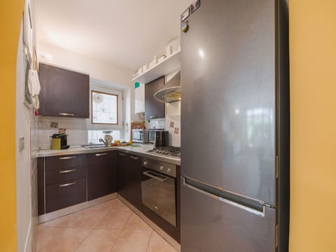 Kitchen Appliance, Kitchen, Major Appliance, Countertop, Interior Design, Cabinetry, Home Appliance, Flooring, Kitchen Stove, Room