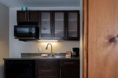 Mountain View Inn Suite | Private kitchenette | Fridge, microwave, coffee/tea maker, electric kettle