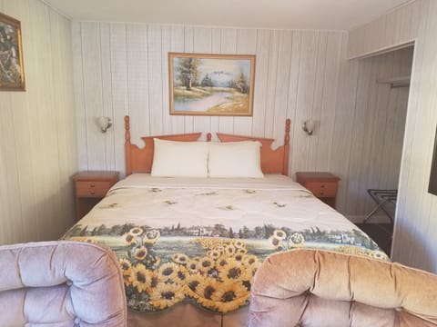 Traditional Cottage, 1 Bedroom, Kitchenette | Desk, free WiFi, bed sheets