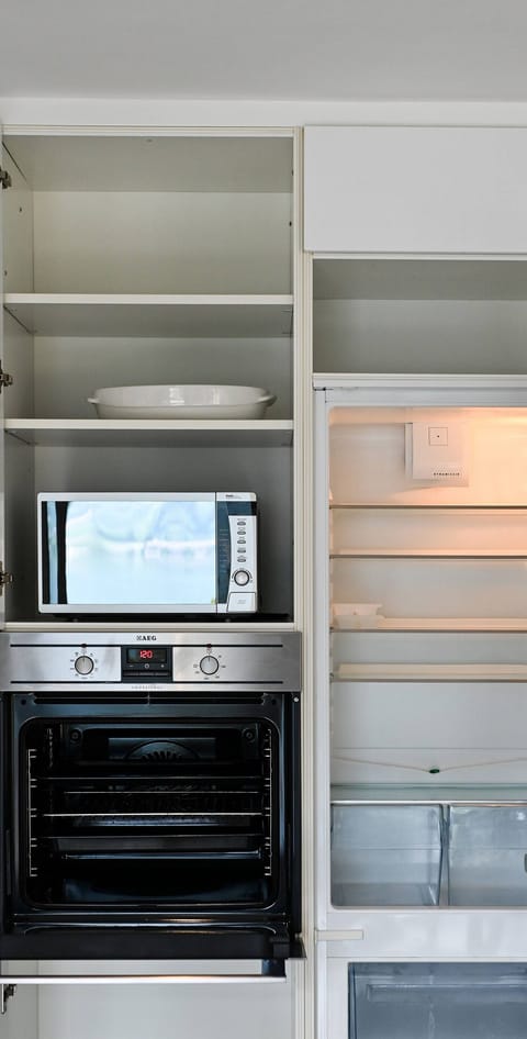 Apartment, 1 Bedroom, Balcony, Lake View | Interior