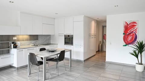 Apartment, 1 Bedroom, Balcony, Lake View | Interior