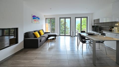 Apartment, 1 Bedroom, Balcony, Lake View | Living room