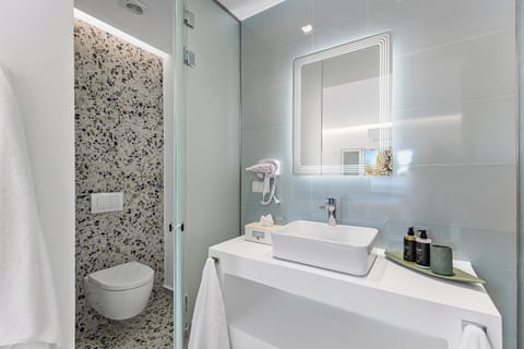 Shower, rainfall showerhead, free toiletries, hair dryer