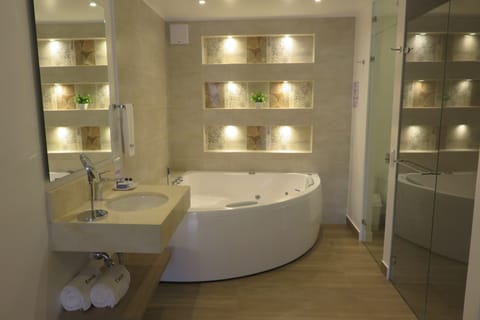 Junior Double Room | Bathroom | Shower, towels