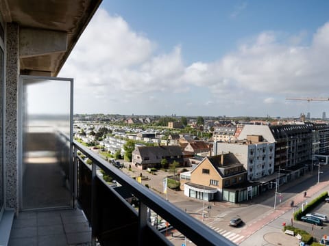 Daytime, Building, Urban Area, Residential Area, Apartment, City, Metropolitan Area, Neighbourhood, Architecture