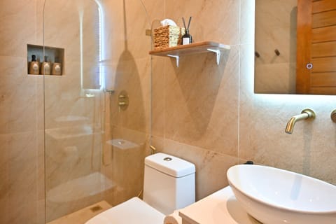 Shower, rainfall showerhead, free toiletries, towels