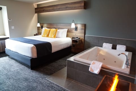Signature Suite, 1 King Bed | Desk, blackout drapes, iron/ironing board, free WiFi