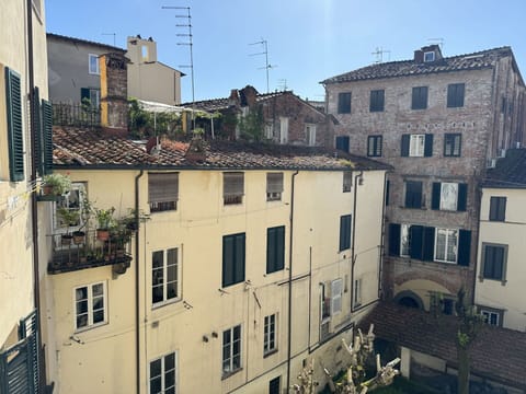 Wall, Building, Window, Neighbourhood, Apartment, Town, Residential Area, Urban Design, Mixed-Use, Condominium