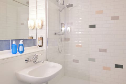 Shower, hydromassage showerhead, free toiletries, hair dryer