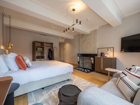 Deluxe Room, 1 Queen Bed | Premium bedding, minibar, in-room safe, individually decorated