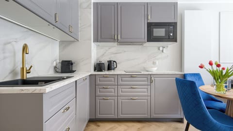 Apartament (8) | Private kitchen | Fridge, stovetop, electric kettle, cookware/dishes/utensils
