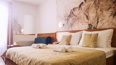 Standard Twin Room | In-room safe, desk, laptop workspace, blackout drapes