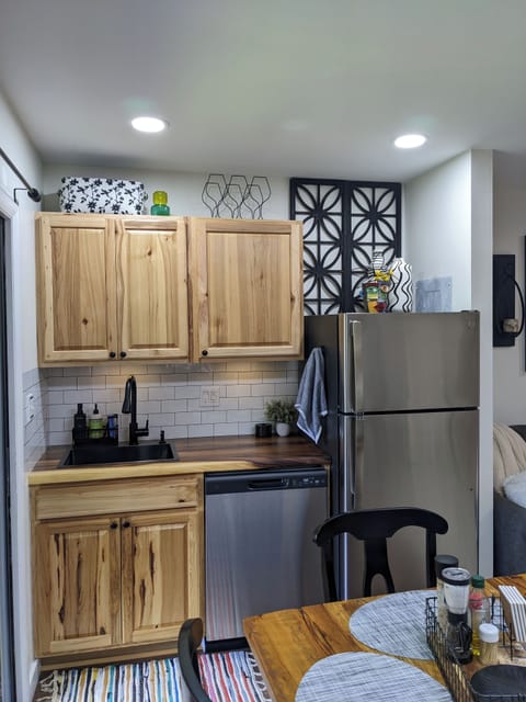Kitchen sink and stainless steel appliances