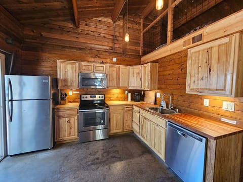 Cabin, Partial Lake View | Private kitchen