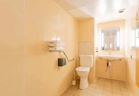 Double Room, Mobility Accessible, Non Smoking | Bathroom | Shower, towels