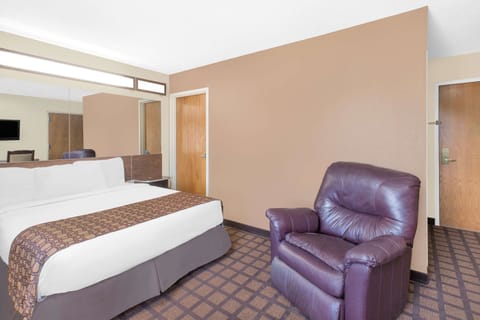 Standard Room, 1 Queen Bed | In-room safe, desk, iron/ironing board, free WiFi